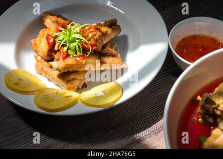 Les côtes de porc braisées sont un plat très populaire au Vietnam.Les ingrédients comprennent de la viande, de la sauce au poisson et des épices comme le sucre, le sel, l'ail... Banque D'Images