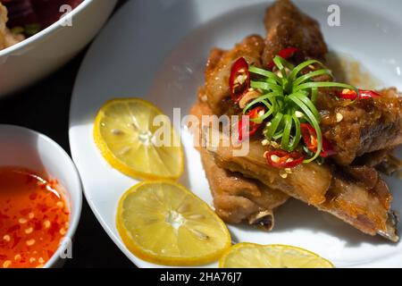 Les côtes de porc braisées sont un plat très populaire au Vietnam.Les ingrédients comprennent de la viande, de la sauce au poisson et des épices comme le sucre, le sel, l'ail... Banque D'Images