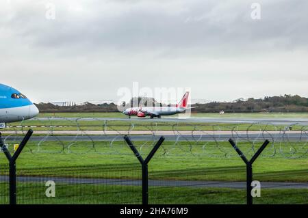 MANCHESTER, ANGLETERRE- 27 novembre 2021: Jet2 Boeing 737-86n décollage de l'aéroport de Manchester Banque D'Images