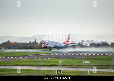 MANCHESTER, ANGLETERRE- 27 novembre 2021: Jet2 Boeing 737-86n décollage de l'aéroport de Manchester Banque D'Images