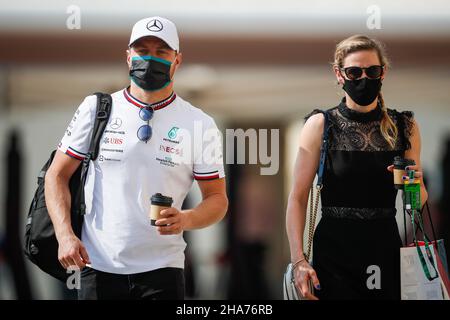 BOTTAS Valtteri (fin), Mercedes AMG F1 GP W12 E Performance, portrait avec sa copine CROMWELL Tiffany, portrait pendant la Formule 1 Etihad Airways Grand Prix d'Abu Dhabi 2021, 22th tour du Championnat du monde de Formule 1 de la FIA 2021 du 10 au 12 décembre 2021 sur le circuit Yas Marina,À l'île de Yas, Abu Dhabi - photo: Antonin Vincent/DPPI/LiveMedia Banque D'Images