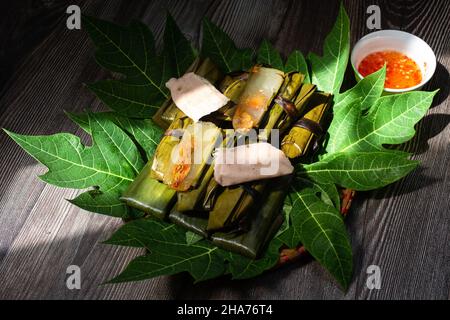 Le Banh bot loc est un gâteau fait de farine de tapioca avec des ingrédients comprenant de la viande meurtrisée, des crevettes et un mélange d'épices traditionnelles vietnamiennes. Banque D'Images