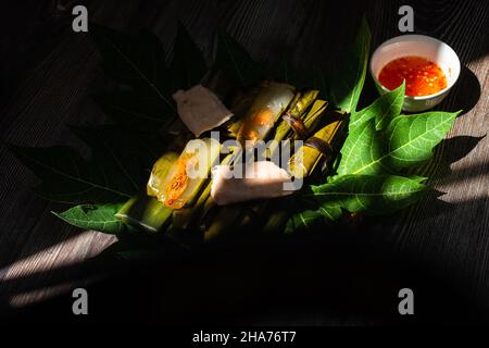 Le Banh bot loc est un gâteau fait de farine de tapioca avec des ingrédients comprenant de la viande meurtrisée, des crevettes et un mélange d'épices traditionnelles vietnamiennes. Banque D'Images