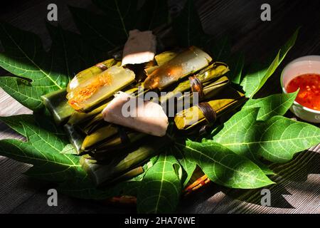 Le Banh bot loc est un gâteau fait de farine de tapioca avec des ingrédients comprenant de la viande meurtrisée, des crevettes et un mélange d'épices traditionnelles vietnamiennes. Banque D'Images