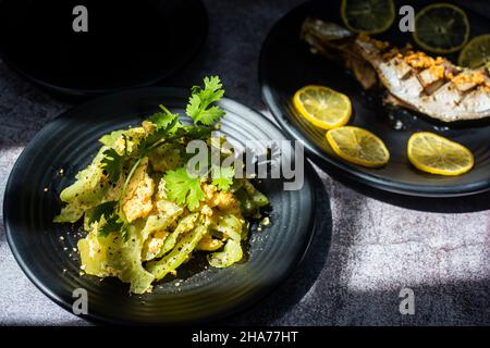 Melon amer sauté avec œufs, ingrédients : melon amer, œufs, poivre, sucre, sel et sauce de poisson Banque D'Images