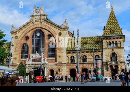 Budapest, Hongrie, 6 août 2019: Bâtiment historique de la place du marché central (Nagy Vásárcsarnok), plus grand et plus ancien marché intérieur de Budapest, localiser Banque D'Images