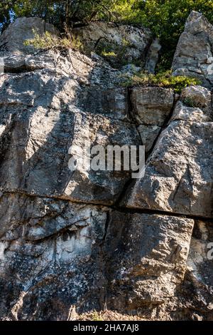 mur en pierre artificielle construit sur la face de roche de falaise Banque D'Images