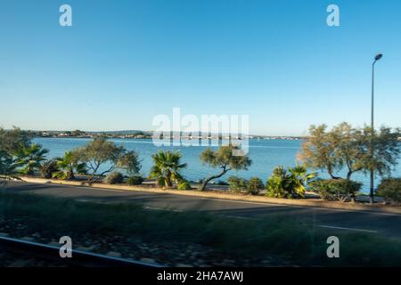 Vues et réflexions d'un train voyageant en France Banque D'Images