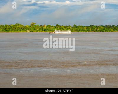 Amazone River, Pérou - Mai, 2016: Vue du gros navire sur l'Amazone.Amazonie.Amérique du Sud Banque D'Images