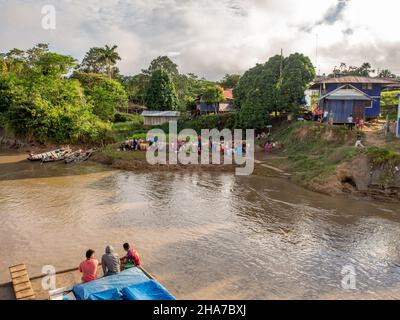 Amazone, Pérou - Mai 2016 : petit village sur la rive de l'Amazone. Amazonie. Amérique du Sud. Banque D'Images