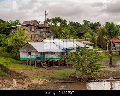 Amazone, Pérou - Mai 2016 : petit village sur la rive de l'Amazone. Amazonie. Amérique du Sud. Banque D'Images