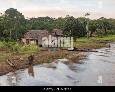 Amazone, Pérou - Mai 2016 : petit village sur la rive de l'Amazone. Amazonie. Amérique du Sud. Banque D'Images