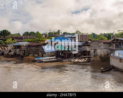 Amazone, Pérou - Mai 2016 : petit village sur la rive de l'Amazone. Amazonie. Amérique du Sud. Banque D'Images