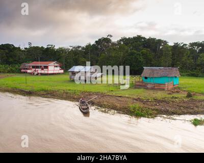 Amazone, Pérou - Mai 2016 : petit village sur la rive de l'Amazone. Amazonie. Amérique du Sud. Banque D'Images