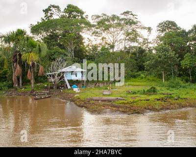 Amazone, Pérou - Mai 2016 : petit village sur la rive de l'Amazone. Amazonie. Amérique du Sud. Banque D'Images