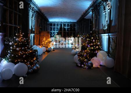 Long Gallery au Haddon Hall près de Bakewell, manoir médiéval du Derbyshire, habillé pour Noël lors de l'événement de Noël aux chandelles en décembre Banque D'Images