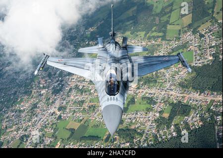 Un avion de chasse F-16 Faucon de combat de la base aérienne tactique de 31st de l'Armée de l'air polonaise. Banque D'Images