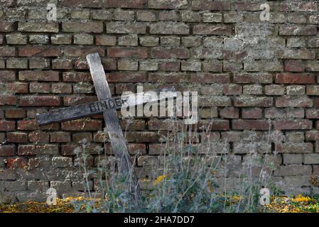 Vienne, Autriche. Le cimetière central de Vienne. Les lieux de sépulture au cimetière central. Croix en bois sur un mur de briques Banque D'Images