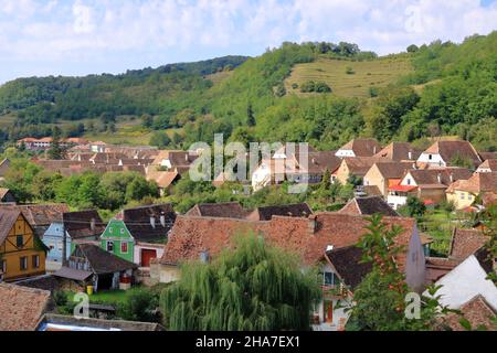 Village de Biertan, (Birthälm) et paysage environnant, comté de Sibiu, Roumanie.Vu de l'église fortifiée de Biertan, qui est un monde de l'UNESCO il Banque D'Images