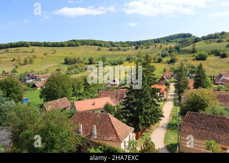 Village de Biertan, (Birthälm) et paysage environnant, comté de Sibiu, Roumanie.Vu de l'église fortifiée de Biertan, qui est un monde de l'UNESCO il Banque D'Images