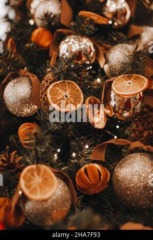 Décorations créatives pour arbres de Noël à base d'oranges et de mandarines en tranches séchées.Concept de vacances d'hiver nouvel an Banque D'Images