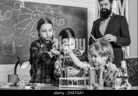 Connaissances élémentaires de base.Étudier avec des amis est amusant.L'expérience devient la connaissance.Communication d'interaction de groupe.Le club des sciences a du succès Banque D'Images