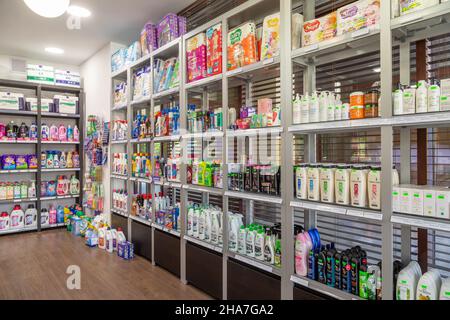 Minsk, Bélarus - 29 novembre 2021 : magasin d'articles ménagers et de produits chimiques ménagers Banque D'Images