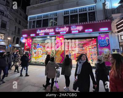 Londres, Royaume-Uni.10th décembre 2021.Les piétons passent devant l'American Candy Shop près de Leicester Square à Londres le 10 décembre 2021.Le gouvernement britannique a annoncé de nouvelles mesures Covid pour contrer la menace de la variante Omicron.(Photo de Samuel Rigelhaupt/Sipa USA ) Credit: SIPA USA/Alay Live News Banque D'Images