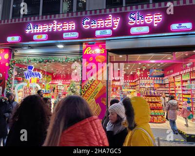 Londres, Royaume-Uni.10th décembre 2021.Les piétons passent devant l'American Candy Shop près de Leicester Square à Londres le 10 décembre 2021.Le gouvernement britannique a annoncé de nouvelles mesures Covid pour contrer la menace de la variante Omicron.(Photo de Samuel Rigelhaupt/Sipa USA ) Credit: SIPA USA/Alay Live News Banque D'Images