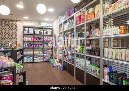 Minsk, Bélarus - 29 novembre 2021 : magasin vendant des produits chimiques ménagers pour le nettoyage Banque D'Images
