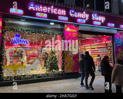 Londres, Royaume-Uni.10th décembre 2021.Les piétons passent devant l'American Candy Shop près de Leicester Square à Londres le 10 décembre 2021.Le gouvernement britannique a annoncé de nouvelles mesures Covid pour contrer la menace de la variante Omicron.(Photo de Samuel Rigelhaupt/Sipa USA ) Credit: SIPA USA/Alay Live News Banque D'Images