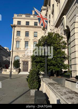 Londres, Royaume-Uni.10th décembre 2021.Un drapeau britannique est suspendu au Sofitel London St James Hotel le 10 décembre 2021.Le gouvernement britannique a annoncé de nouvelles mesures Covid pour contrer la menace de la variante Omicron.(Photo de Samuel Rigelhaupt/Sipa USA ) Credit: SIPA USA/Alay Live News Banque D'Images