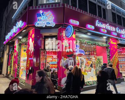 Londres, Royaume-Uni.10th décembre 2021.Les piétons passent devant l'American Candy Shop près de Leicester Square à Londres le 10 décembre 2021.Le gouvernement britannique a annoncé de nouvelles mesures Covid pour contrer la menace de la variante Omicron.(Photo de Samuel Rigelhaupt/Sipa USA ) Credit: SIPA USA/Alay Live News Banque D'Images