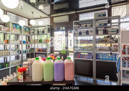 Minsk, Bélarus - 29 novembre 2021 : magasin vendant des produits chimiques et cosmétiques ménagers Banque D'Images