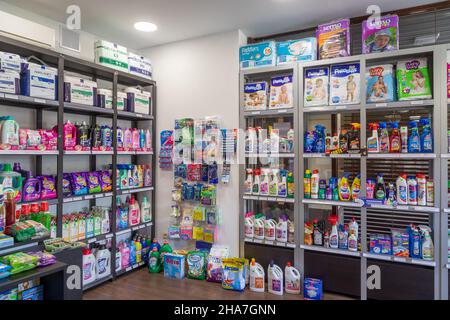 Minsk, Bélarus - 29 novembre 2021 : intérieur d'un magasin de quincaillerie vendant des produits chimiques domestiques Banque D'Images