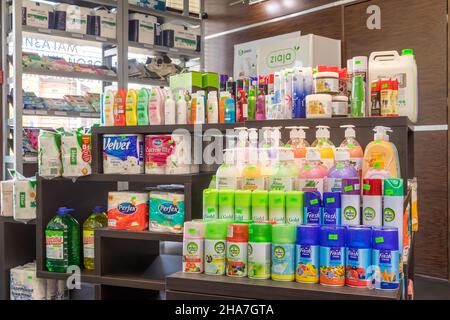 Minsk, Bélarus - 29 novembre 2021 : étagères avec cosmétiques et produits chimiques domestiques pour usage domestique Banque D'Images