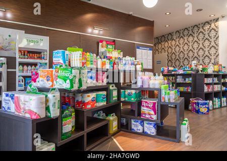 Minsk, Bélarus - 29 novembre 2021 : intérieur du magasin avec étagères de produits chimiques et cosmétiques ménagers Banque D'Images