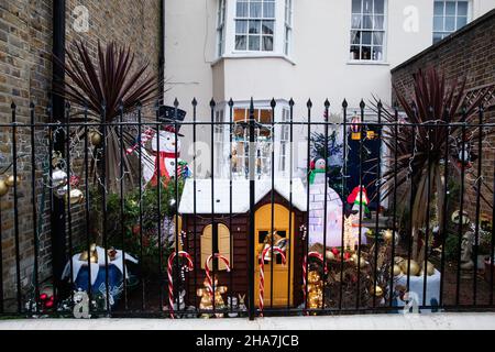 Windsor, Royaume-Uni.10th décembre 2021.Les décorations de Noël sont illustrées dans le jardin d'une maison privée.Les résidents locaux ont été encouragés à utiliser Chr Banque D'Images