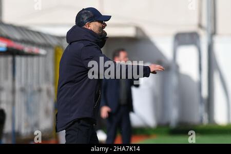 Pomigliano, Italie.11th décembre 2021.Domenico Panico entraîneur de Pomigliano Calcio Femminile pendant le match italien de football Seria A Women 2021/2022 entre Pomigliano Femminile vs Napoli Femminile le 11 décembre 2021 au stade Ugo Gobbato à Pomigliano Italie crédit: Agence de photo indépendante/Alamy Live News Banque D'Images