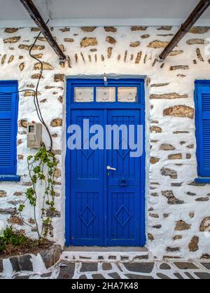 Porte bleue et fenêtres d'une maison grecque traditionnelle aux îles Cyclades