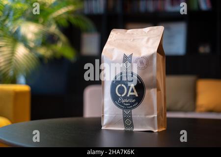 Estonie - 4 décembre 2021 : boîte de café OA en grains.Marque de café estonienne de qualité.OA Coffee, EN TANT que société IPO, augmente le capital de la bourse Nasdaq Baltic Banque D'Images