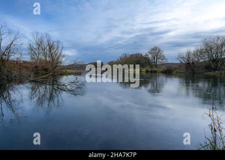 Vue panoramique sur la Ruhr à Mülheim an der Ruhr.Scène d'hiver typique dans la région de la Ruhr. Banque D'Images