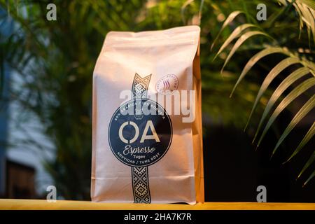 Estonie - 4 décembre 2021 : boîte de café OA en grains.Marque de café estonienne de qualité.OA Coffee, EN TANT que société IPO, augmente le capital de la bourse Nasdaq Baltic Banque D'Images