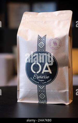 Estonie - 4 décembre 2021 : boîte de café OA en grains.Marque de café estonienne de qualité.OA Coffee, EN TANT que société IPO, augmente le capital de la bourse Nasdaq Baltic Banque D'Images