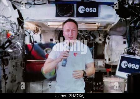 Berlin, Allemagne.11th décembre 2021.Matthias Maurer, astronaute de l'ESA à la Station spatiale internationale ISS, peut être vu sur écran vidéo lors d'un appel en direct avec le Président fédéral.Les enfants de la fondation KinderHerz participent également à l'appel vidéo.Credit: Christoph Soeder/dpa/Alay Live News Banque D'Images
