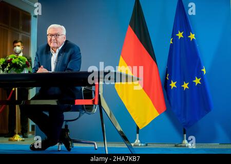 Berlin, Allemagne.11th décembre 2021.Le président fédéral Frank-Walter Steinmeier s'adresse à des enfants de la Fondation KinderHerz avant une émission conjointe en direct à l'astronaute Maurer sur l'ISS de la Station spatiale internationale.Les enfants diffusent des émissions de Munich et de Nohfelden en Sarre.Credit: Christoph Soeder/dpa/Alay Live News Banque D'Images