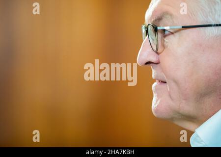 Berlin, Allemagne.11th décembre 2021.Le président fédéral Frank-Walter Steinmeier s'adresse à des enfants de la Fondation KinderHerz avant une émission conjointe en direct à l'astronaute Maurer sur l'ISS de la Station spatiale internationale.Les enfants diffusent des émissions de Munich et de Nohfelden en Sarre.Credit: Christoph Soeder/dpa/Alay Live News Banque D'Images