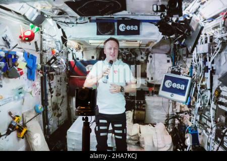 Berlin, Allemagne.11th décembre 2021.Matthias Maurer, astronaute de l'ESA à la Station spatiale internationale ISS, peut être vu sur écran vidéo lors d'un appel en direct avec le Président fédéral.Les enfants de la fondation KinderHerz participent également à l'appel vidéo.Credit: Christoph Soeder/dpa/Alay Live News Banque D'Images