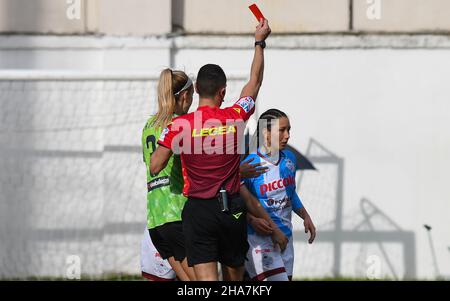 Pomigliano, Italie.11th décembre 2021.Deborah Salvatori Rinaldi (9) Pomigliano Calcio Femminile expulsé pendant le match de football italien Seria A Women 2021/2022 entre Pomigliano Femminile vs Napoli Femminile le 11 décembre 2021 au stade Ugo Gobbato à Pomigliano Italie crédit: Agence de photo indépendante/Alay Live News Banque D'Images