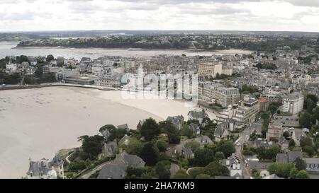 Vue aérienne de beaux bâtiments historiques et modernes près du bord de la rivière dans l'une des villes européennes contre ciel gris nuageux.Vue incroyable sur le vieux et le m Banque D'Images